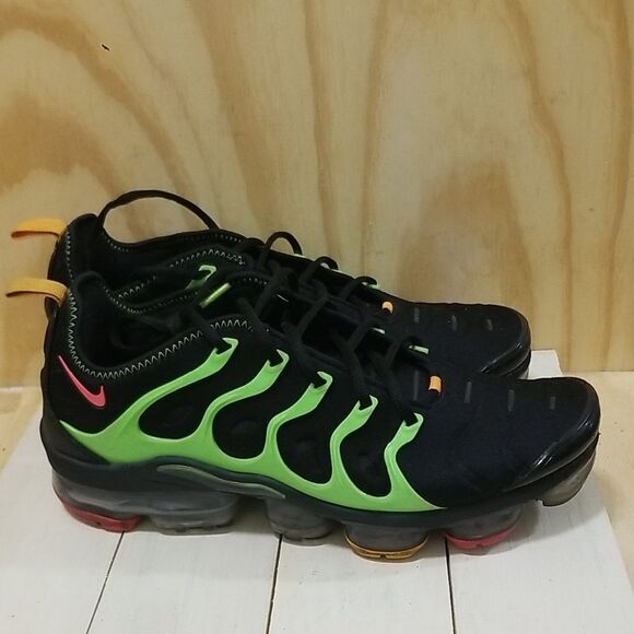 2019 Mens Nike Air Vapormax Plus Black/Ember Glow Mens size 11 1/2 - Picture 1 of 9